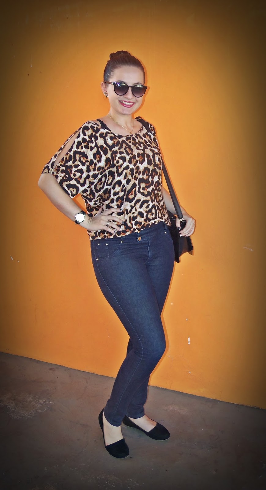 GabiiVinholi: LOOK DO DIA: Blusa de oncinha + Calça jeans escura