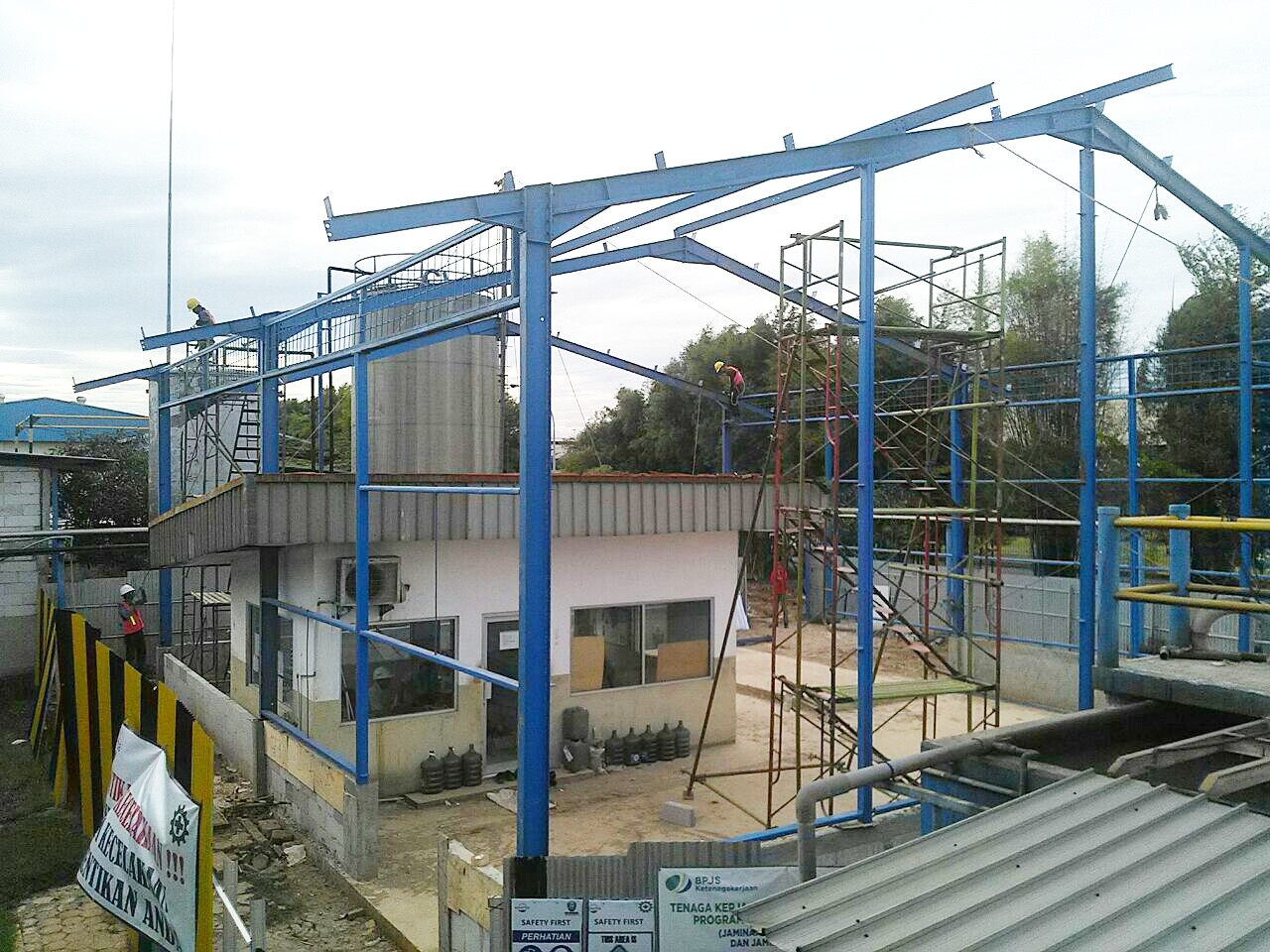 KONSTRUKSI DAN FABRIKASI BESI BANGUNAN BAJA GUDANG