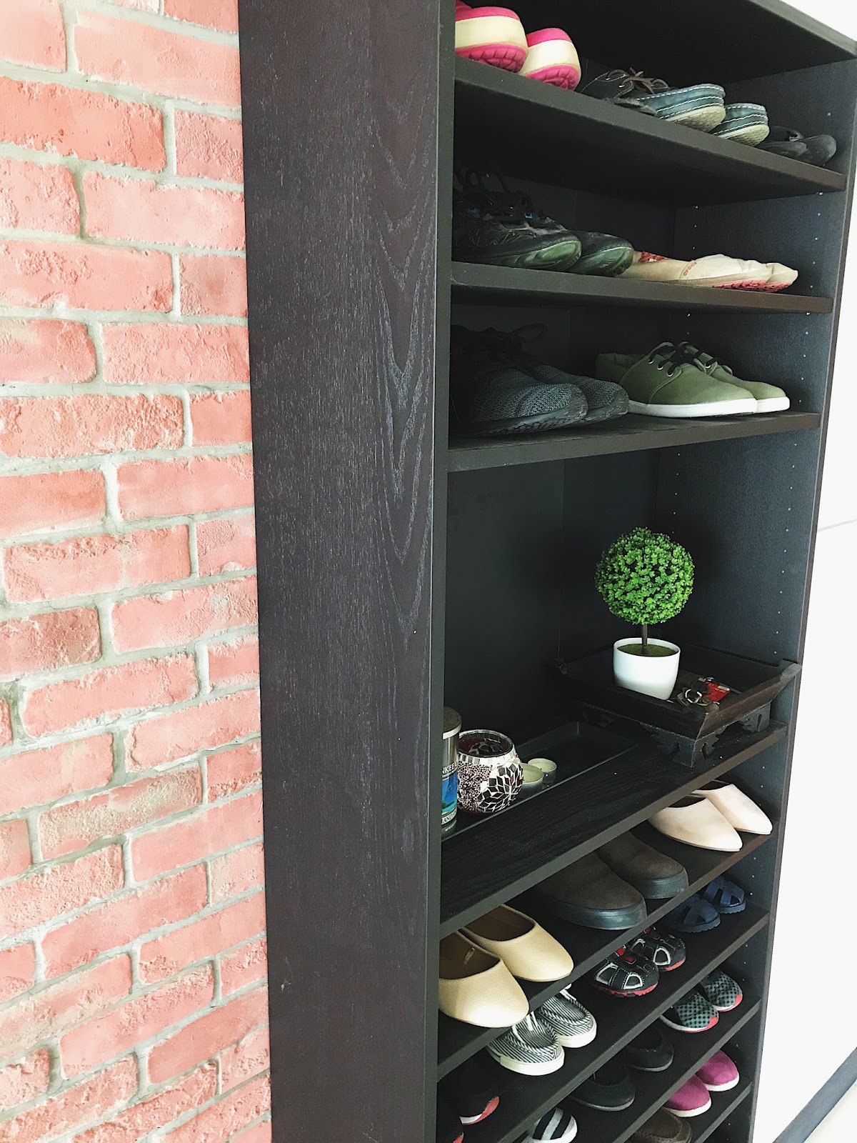 Ja HOW TO REPURPOSE BOOKCASES IN SMALL APARTMENTS