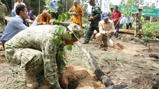 Opération reboisement à Phnom Kulen. Photographie AKP Opération reboisement à Phnom Kulen. Photographie AKP