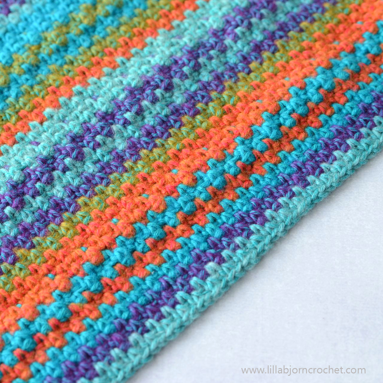 Crochet shawl with linen stitch - free pattern by www.lillabjorncrochet.com