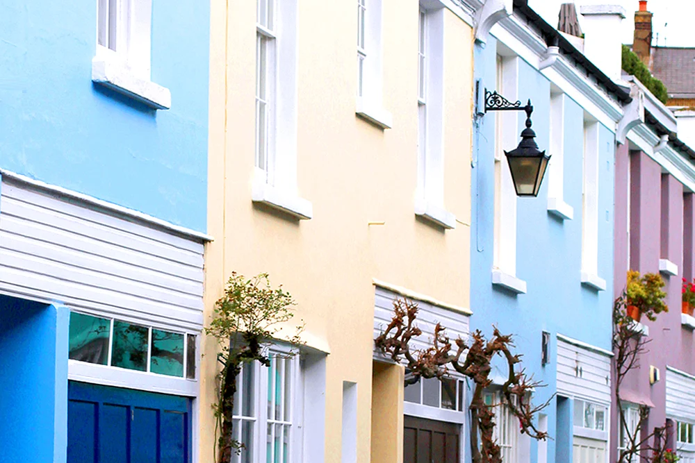 Colourful mews in Holland Park - London style blogger