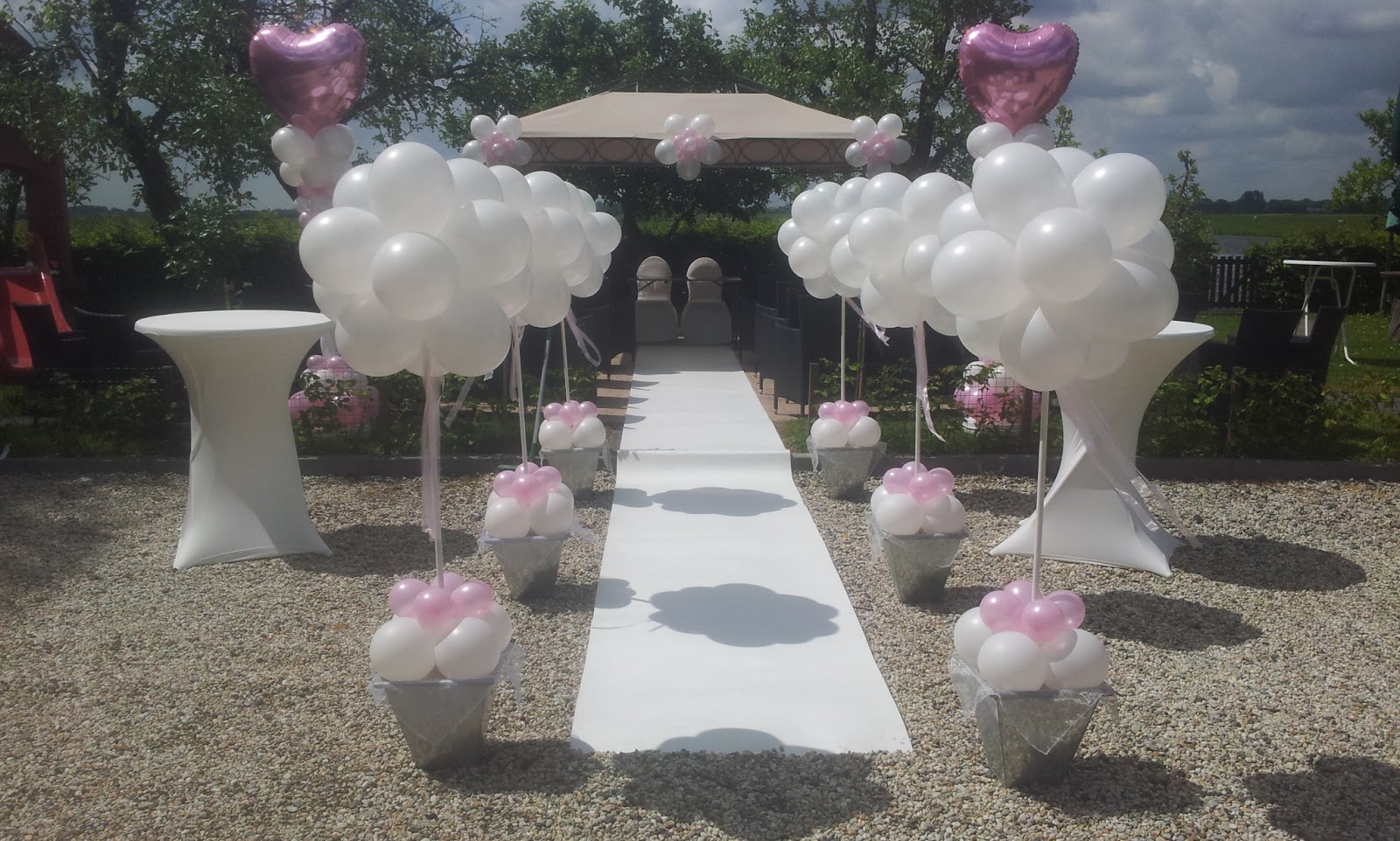 poeder helemaal tijdelijk Ballonnendecoratie voor bruiloft in zuid holland met witte loper, Helium  ballonnen, Ballonnenpilaren, Ballonnenbloemen - A Ballonnen