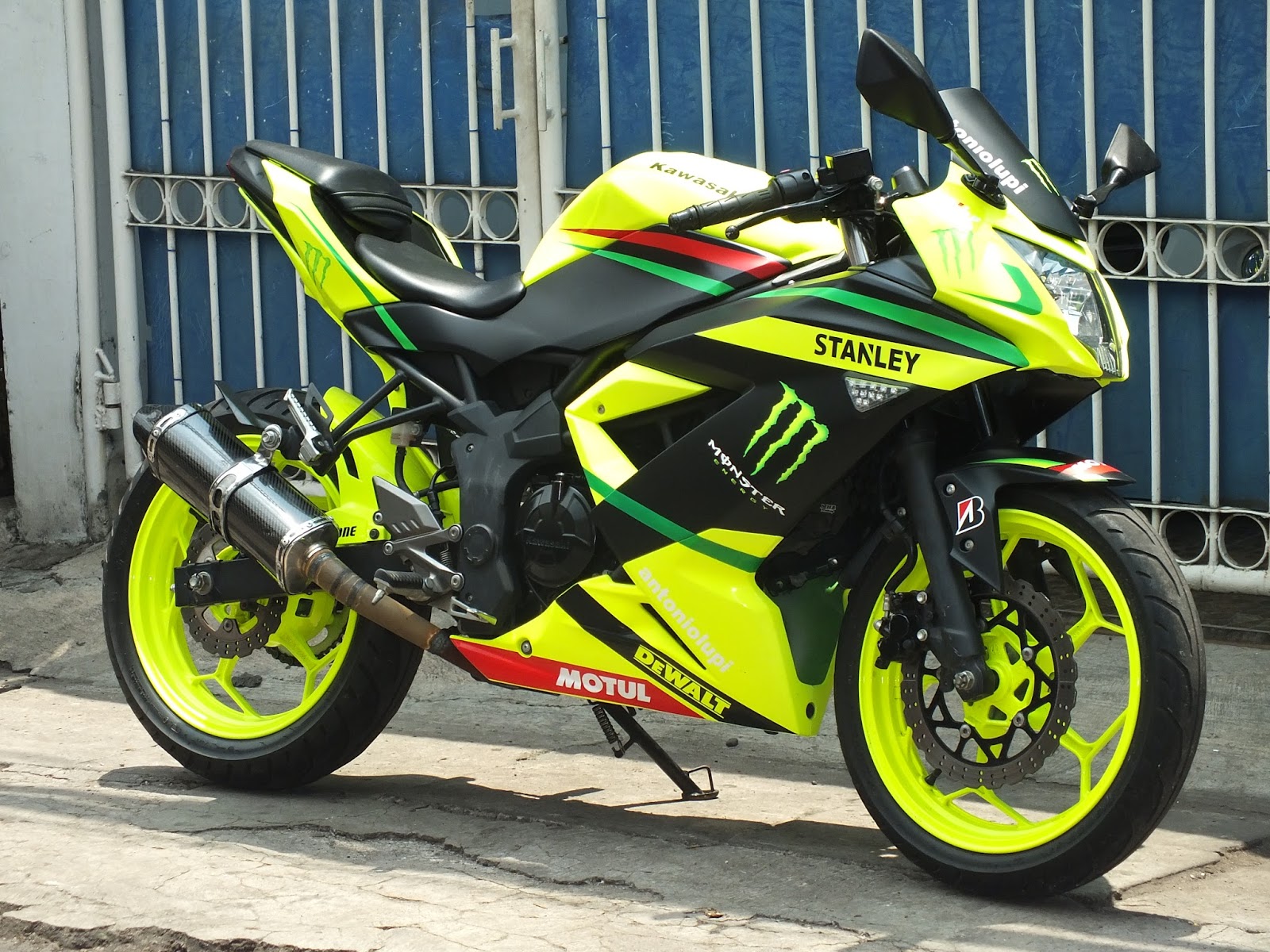 Ngecat MOTOR: KAWASAKI NINJA 250 MONO MILIK BRO ARIF KONSEP AIRBRUSH