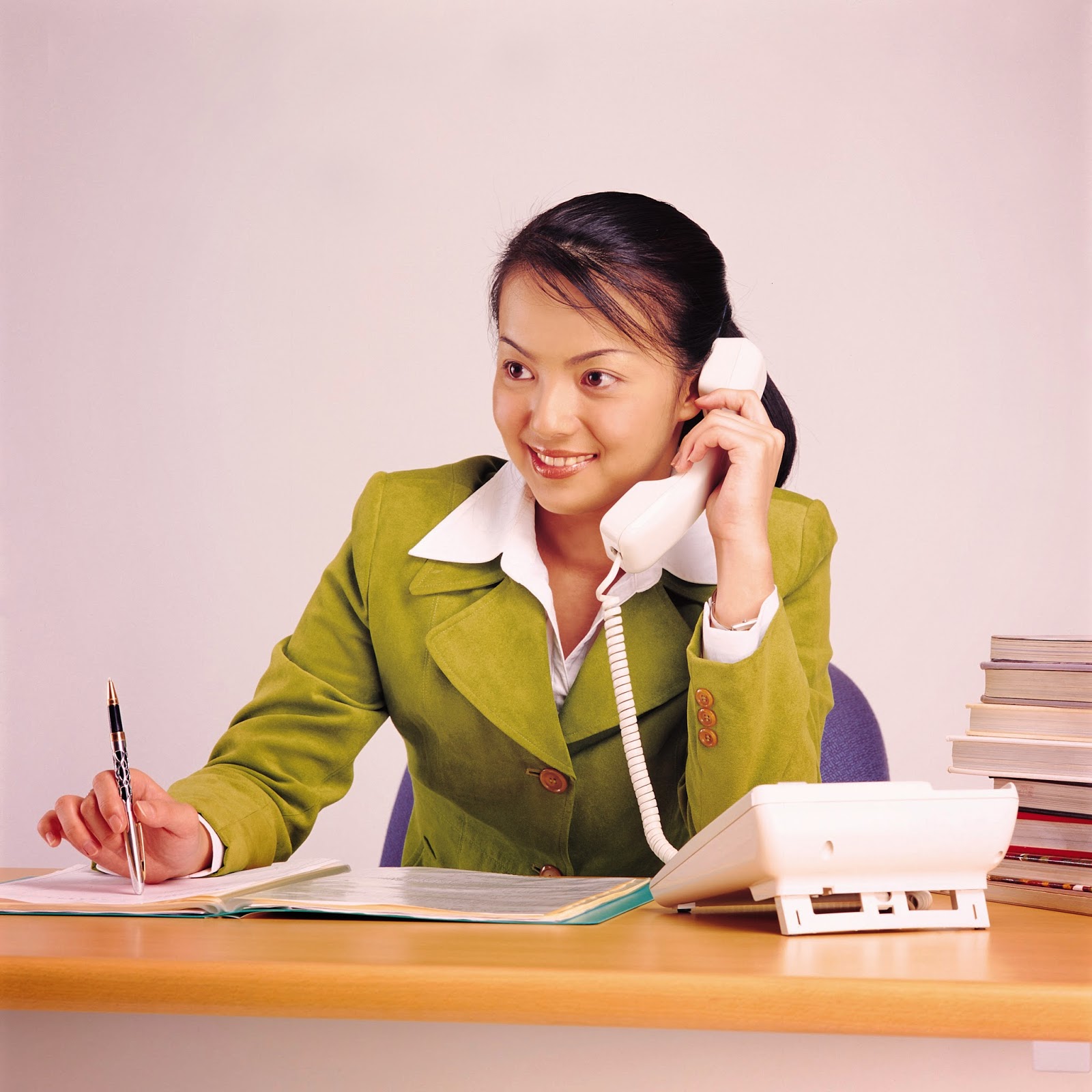 секретарское дело и делопроизводство. секретарь. секретарский. администратор офиса. кабинет секретаря референта девушки.