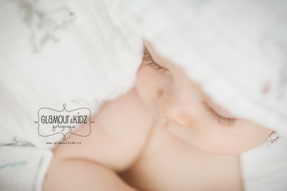 newborn baby wimpers fine art fotograaf apeldoorn slapen glamourkidz nederland voetje macro