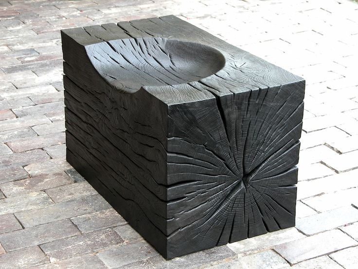 banquinho estilizado de madeira carbonizada