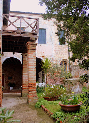 Patio de la Iglesia de Sta. Caterina en Mazzorbo, laguna de Venecia