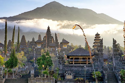 Kalau di Thailand ada Angkor Wat maka Indonesia juga tidak kalah hebat punya pura Hindu te Pura Besakih, Tempat Menggapai Nirwana
