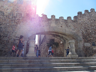 Arco de la Estrella, en la parte externa de la muralla se encuentra el escudo de Cáceres y en la interna la imagen de Nuestra Señora de la Estrella.