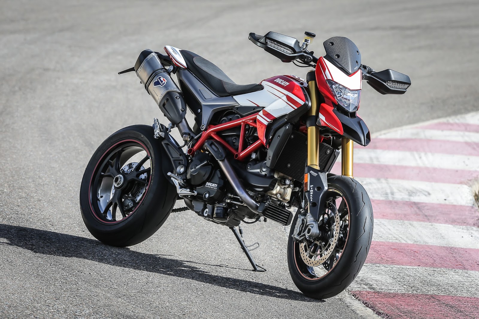 Racing Cafè Ducati Hypermotard 939 SP Ducati Performance 2016