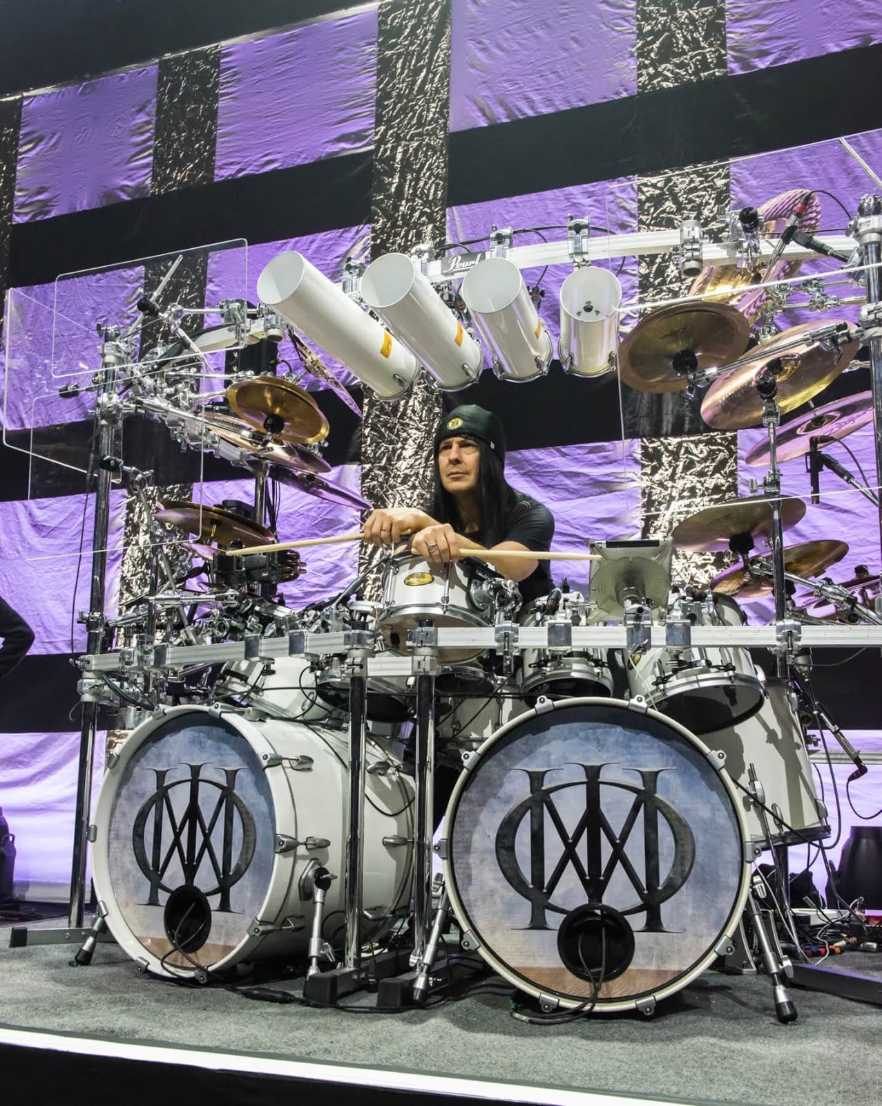 Mike drum kit. Mike Mangini Dream Theater 2022. Группа Dream Theater. Dream Theater Mike Mangini. Mike Mangini Drum Set.