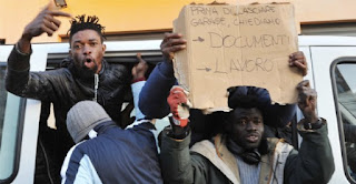 Perché gli immigrati non vengono rimandati nel loro paese?