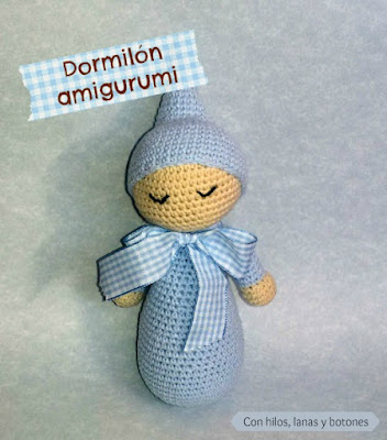 Con hilos, lanas y botones: muñeco dormilón amigurumi azul vichy