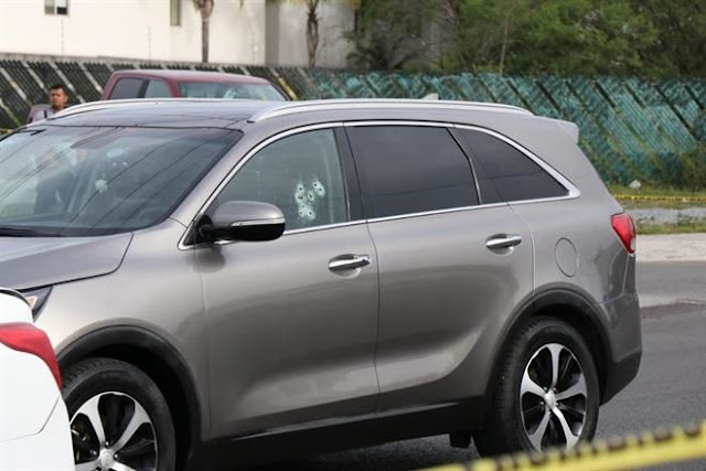 Gobierna "EL BRONCO" pero manda el narco...la persiguen de carro a camioneta en transitada avenida la tirotean y la matan.... 7900066