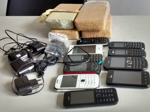 Drogas e material eletrônico foi apreendido no conjunto penal de Jequié (Foto: Wellington Ferreira/Blog Jequié Urgente)