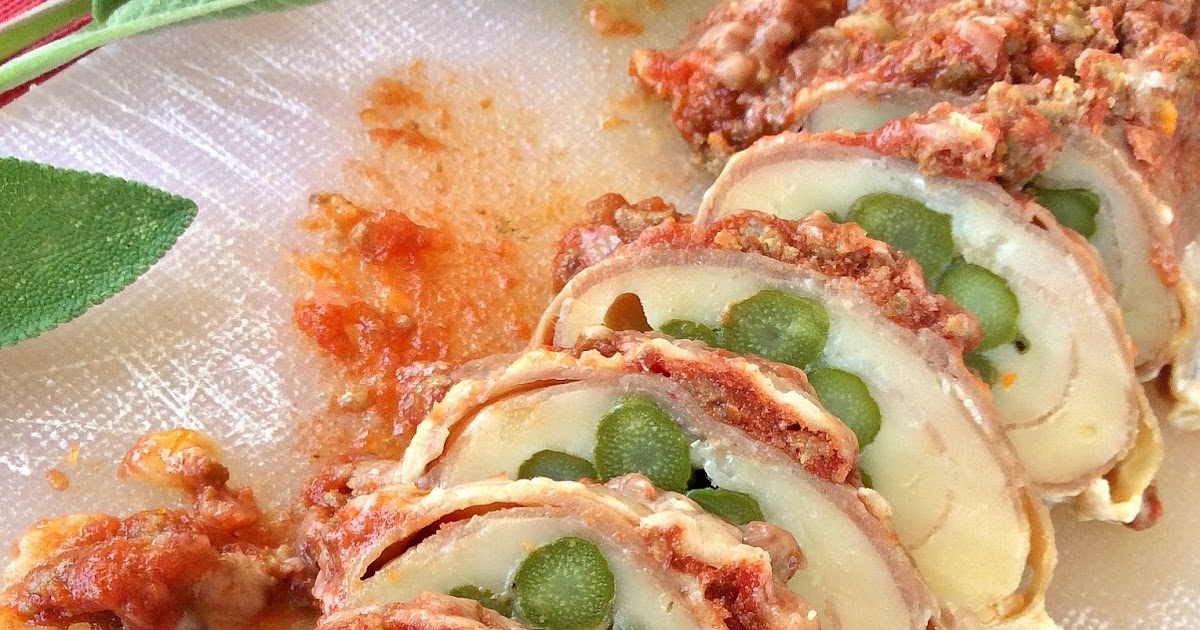 Involtini di prosciutto crudo, asparagi, formaggio e ragù di carne. La