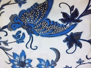Sejarah Batik di Indonesia Sejarah Batik di Indonesia Berkaitan erat dengan perkembangan kerajaan Majapahit dan penyebaran ajaran Islam di Tanah Jawa. Dalam beberapa catatan, pengembangan batik banyak dilakukan pada masa-masa kerajaan Mataram, kemudian pada masa kerajaan Solo dan Yogyakarta. Kesenian batik di Indonesia telah dikenal sejak zaman kerajaan Majapahit dan terus berkembang hingga kerajaan dan raja-raja berikutnya. Kesenian batik secara umum meluas di Indonesia dan secara khusus di pulau Jawa setelah akhir abad ke-XVIII atau awal abad ke-XIX. Teknik batik sendiri telah diketahui lebih sedekad (millennium), kemungkinan berasal dari Mesir kuno atau Sumeria. Teknik batik meluas di beberapa negara di Afrika Barat seperti Nigeria