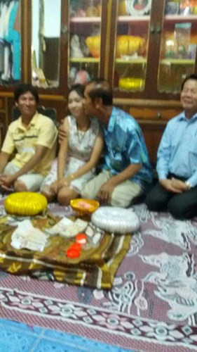 Phan no dam cuoi cu ong 71 tuoi va thieu nu 17 tuoi - Anh 3