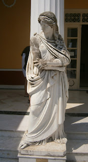 το άγαλμα της μούσας Πολύμνιας στο Αχίλλειο της Κέρκυρας