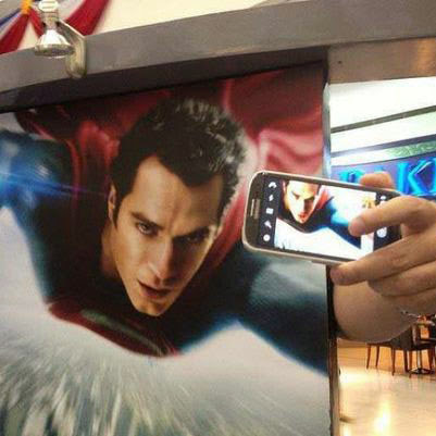Photo : 空飛びながら、俺ってカッコいいよなとばかりに、スマホで自分撮りしているスーパーマン ! !