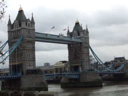 лондонский мост рухнул. London bridge falls. London bridge falls. обнимашки лондонский мост. лондонский мост упал.