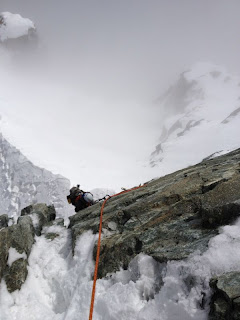 Rückblick auf die erste Seillänge; links unten der Firngrat