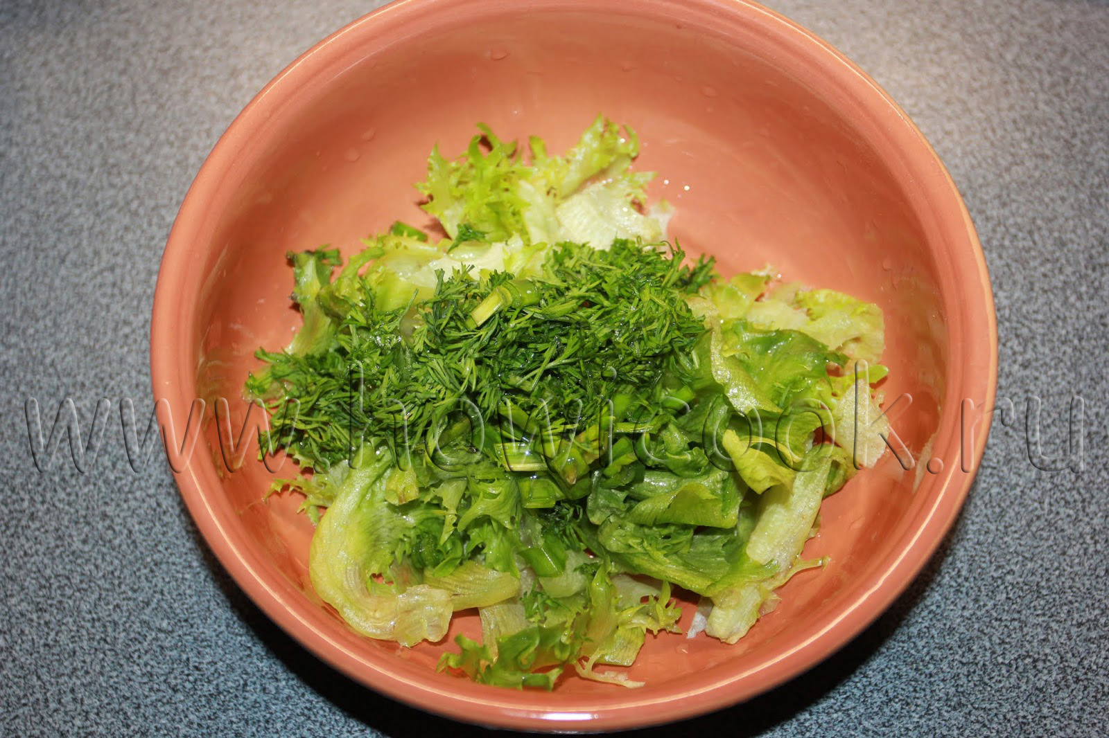 Фотошаги приготовления зеленого салата с огурцом