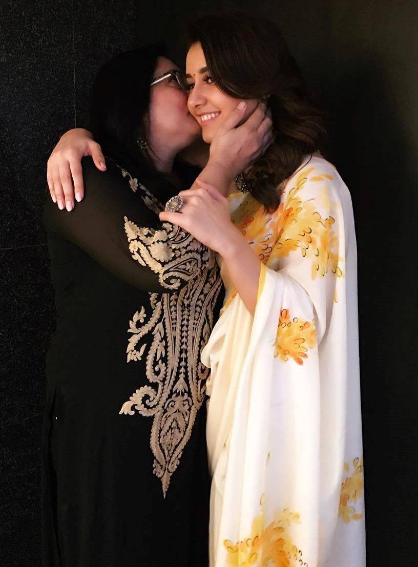 Raashi Khanna Mom Kissing