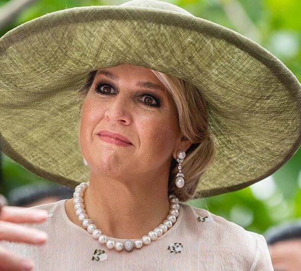 Queen Maxima wore a lace dress from Natan 2018 collection. Sultan of Yogyakarta in his palace Kraton Ngayogyakarta Hadiningrat