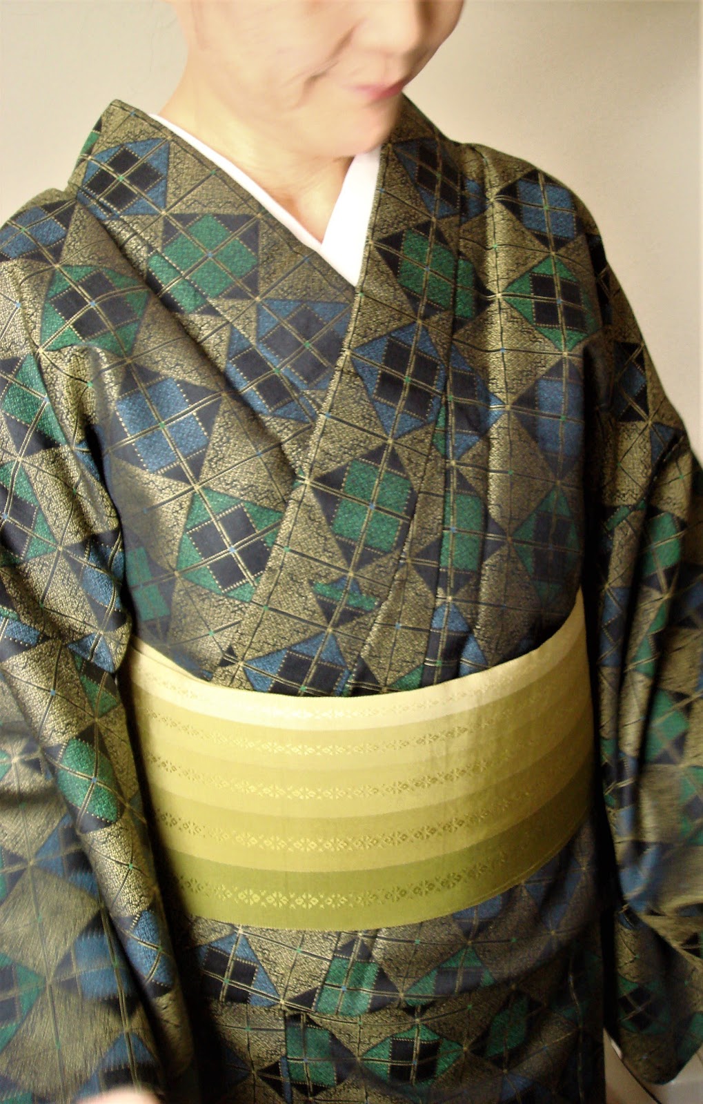 昭和のウール着物、緑色コ―デ｜着姿、右肩後ろのダブつき|50代60代の普段着物～母の着物からハッピーライフ