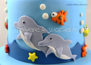 torta mare pasta di zucchero cake design fondale marino polvere di zucchero balena pesci squalo delfini sea cake