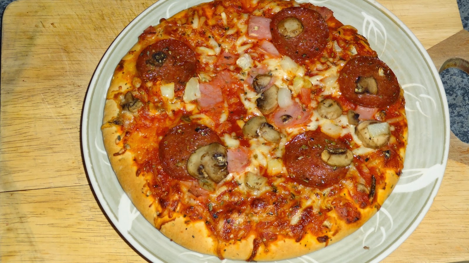 Jemy-Testujemy | Wielki test żywności : Pizza rigga z szynką i salami ...