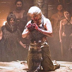 Daenerys Targaryen (Emilia Clarke) comiendo un corazón de caballo en Juego de Tronos.