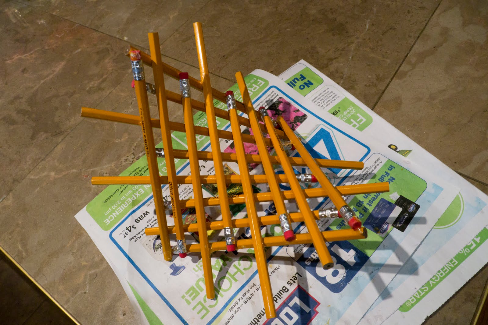 катапульта из карандашей. из спичек сложена фигура, состоящая из 9 равных треугольников. фигурки из палочек. аппликация из стружки карандаша. поделка пружинка из бумаги.