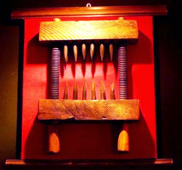 HISTORICAL BRUTAL TORTURE KNEE SPLITTER