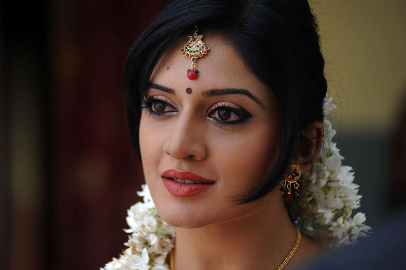 Vimala Raman Cute Saree Photos In Kulumanali Movie Stills gallery pictures