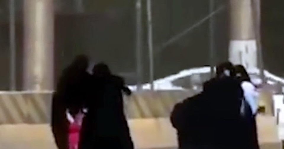 драка мусульманок. драка мусульманок. девственницы мусульманки. драка невеста мусульманка. женщины в хиджабе в саудовской аравии.