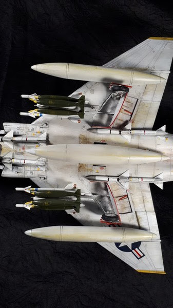 Montage pas à pas du F-4B Phantom II d'eduard au 1/48. F-4B Phantom II,Eduard 1/48, les charges externes.