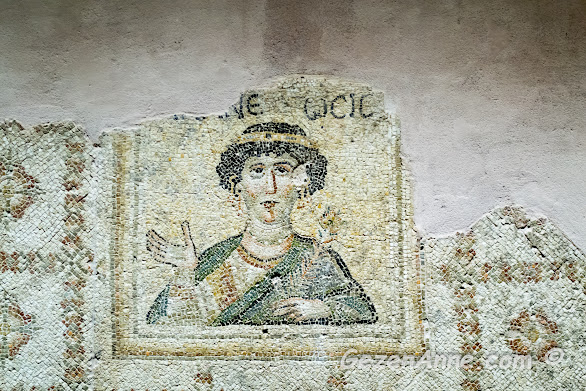 Hatay Arkeoloji Müzesi'nde süslü kadın mozaiği