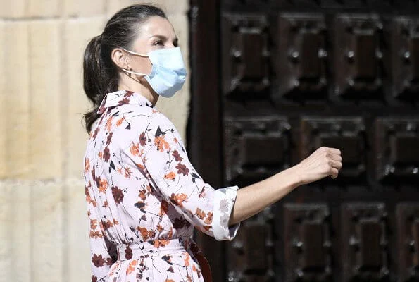 Queen Letizia wore Hugo Boss Kalocca floral print summer shirt dress and Queen Letizia wore an Uterque tied leather wedges