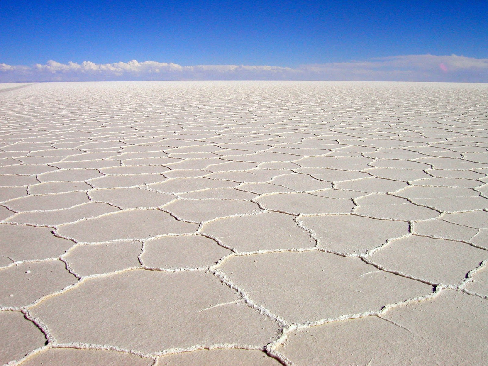 THE WORLD OF INTERESTING FACTS Salar de Uyuni World's Largest Mirror