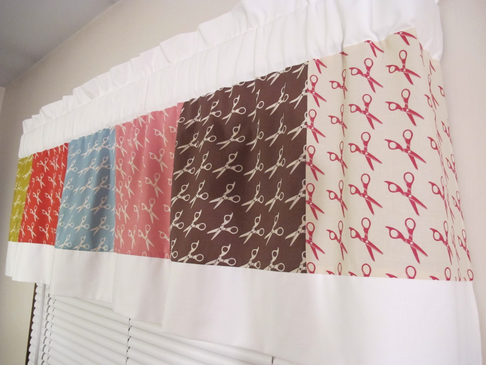 Sew Peachey A sewing room curtain!