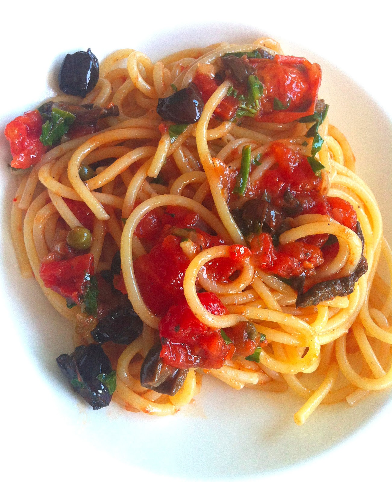 CUISINER BIEN : Spaghetti alla puttanesca mit Knoblauch-Öl