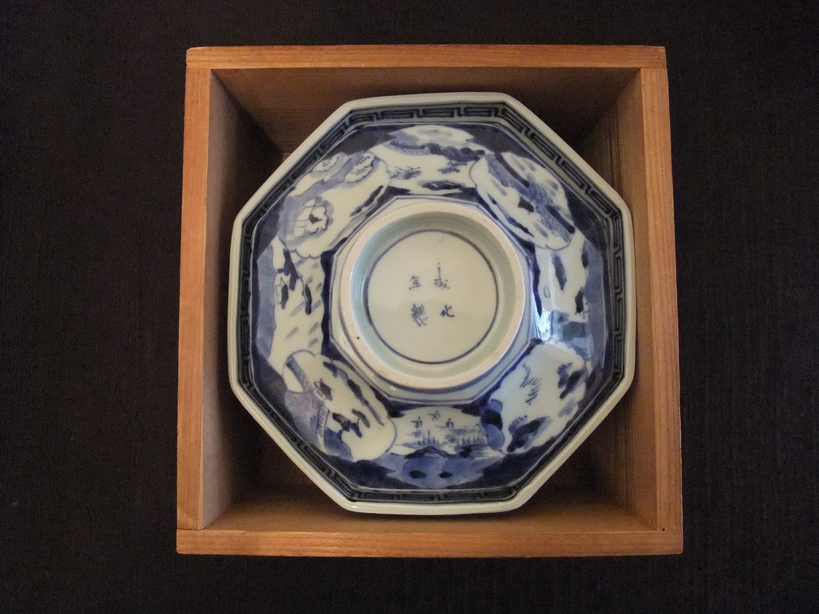 新品同様 C5608☆蔵出し 江戸末期 染付 大輪 菊花蝶文 蓋物 骨董品