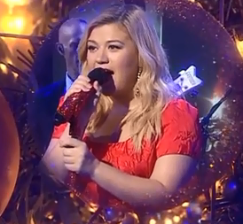 Chatter Busy: Kelly Clarkson Sings 