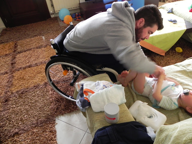 Γιορτή του πατέρα με μάθημα ζωής από Έλληνα πατέρα σε αναπηρικό αμαξίδιο