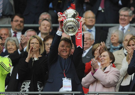 Van Gaal am chi trieu dai cua minh da cham dut o Man United - Anh 2