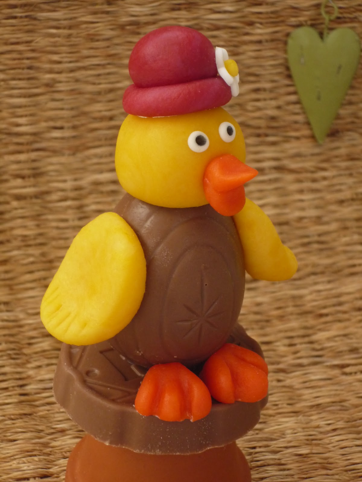 DIY Little Chick Easter Eggs - via BirdsParty.com