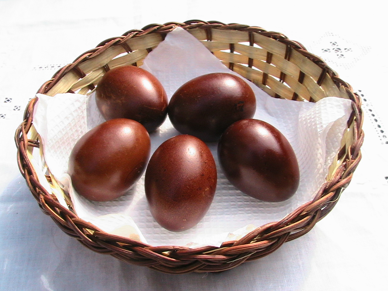 cosmetice handmade: Vopsitul oualor de Paste cu vopsea naturala